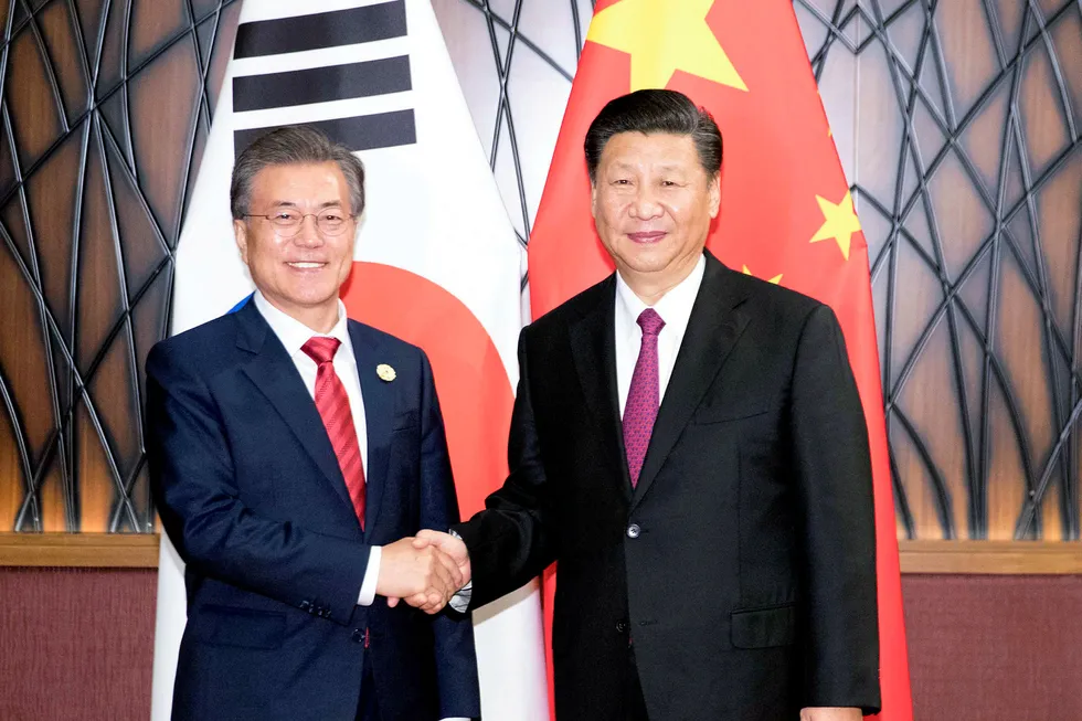 Sør-Koreas president Moon Jae-in til venstre og den kinesiske presidenten Xi Jinping. Foto: Ding Lin/Xinhua via AP