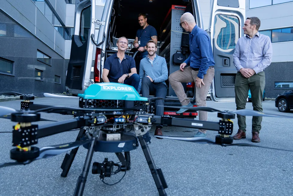 Avanserte droner er satsningsområdet til Field. Nå gjør selskapet et nytt oppkjøp. Sittende i bilden toppsjef Cato Vevatne (til høyre) sammen med investor Arild Austigard.