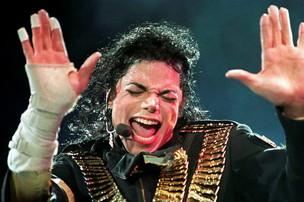 Michael Jackson blir fortsatt å høre på NRKs flater fremover. Her fra en konsert i Singapore i 1993.
