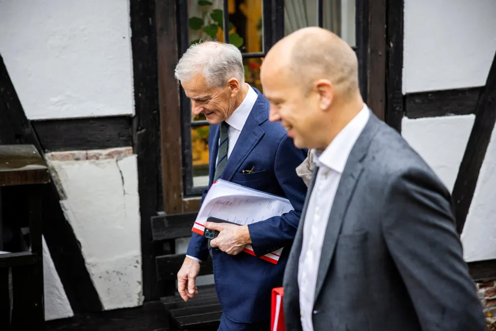Finansminister Trygve Slagsvold Vedum (til høyre) og statsminister Jonas Gahr Støre legger frem skatteforslag til nye skatter på Blaafarveværket. Siden har investorer begynt å snakke om politisk risiko for investeringer i Norge.