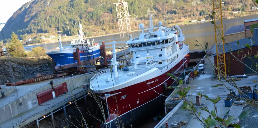 SHETLAND: «Research» under bygging på Båtbygg i Raudeberg, for et pelagiske rederi på Shetland, er en av de pelagiske trålerne som nå forsyner Norge med makrell fra et fiskefelt som for tiden er stengt for norske fiskebåter.