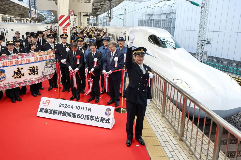 Det er i dag 60 år siden verdens første høyhastighetstog, Shinkansen, ble satt inn på ruten mellom Tokyo og den japanske storbyen Osaka.