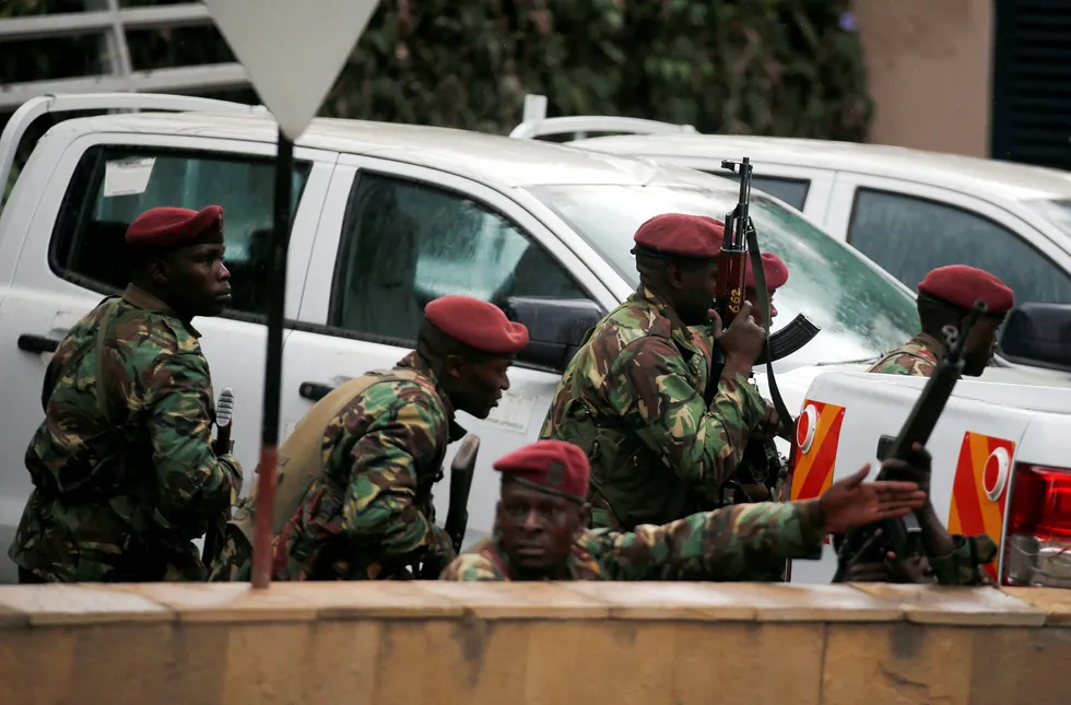 Terrorangrepet ved Dusit hotell i Kenyas hovedstad Nairobi er ennå ikke over. På bildet sitter sikkerhetsstyrker i posisjon i nærheten av der nye eksplosjoner og skudd ble hørt.
