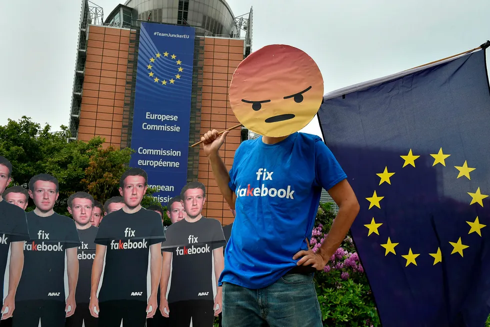 Aktivister i Brussel demonstrerer mot Facebook og toppsjef Mark Zuckerberg, som de mener ikke gjør nok for å fjerne falske Facebook-kontoer som sprer hat og desinformasjon.