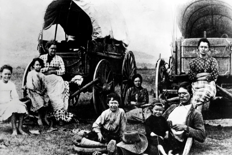 På store deler av 1800-tallet var USA verdens mest egalitære land, skriver artikkelforfatteren. Bildet viser nybyggere på vei vestover langs Oregon Trail til California.