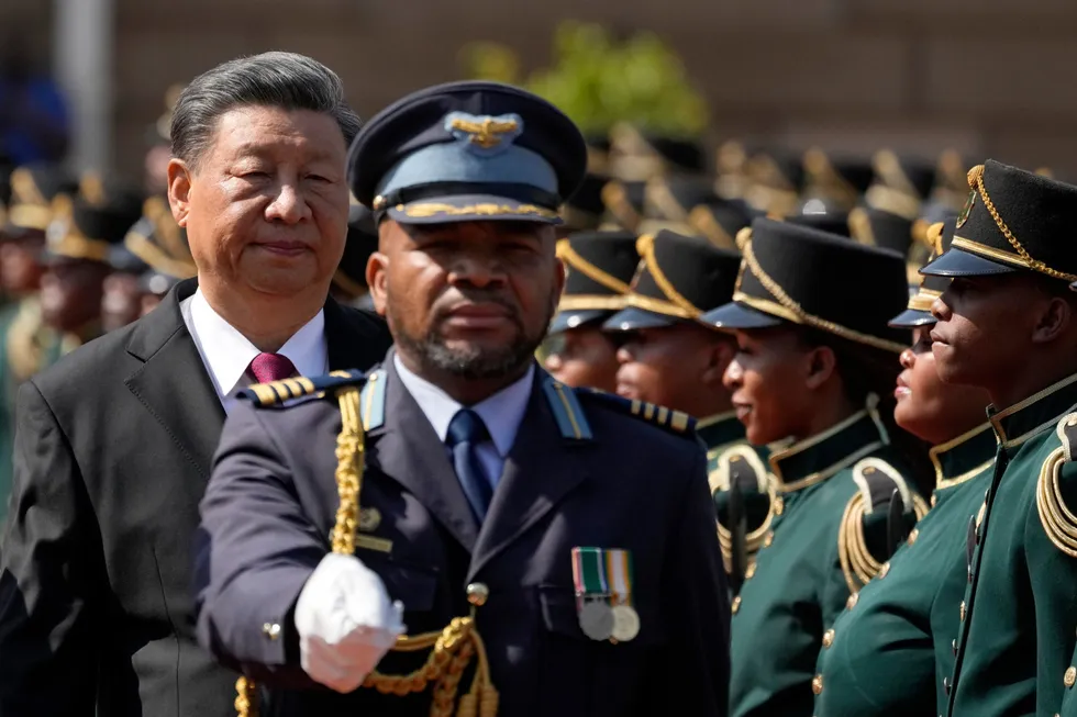 Kinas president Xi Jinping skulle holde et innlegg på en næringslivskonferanse under Brics-møtet i Sør-Afrika. Han dukket ikke opp. Erstatteren leste opp innlegget, hvor det ble rettet kraftig skyts mot USA.