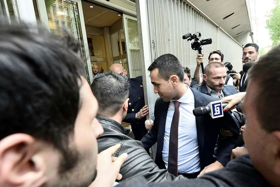 Femstjernersbevegelsens leder Luigi Di Maio på vei til møte med lederen av Ligaen Matteo Salvini i Milano søndag kveld. Foto: Flacio Lo Scalzo / ANSA via AP / NTB scanpix