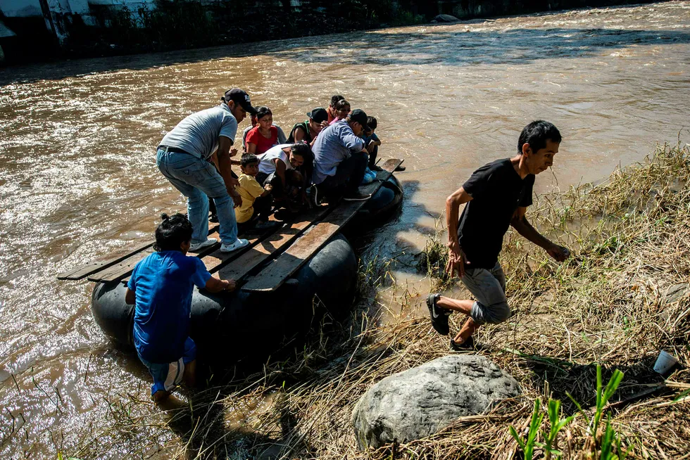 Migranter krysser elven Suchiate fra El Carmen i Guatemala til Talisman i delstaten Chiapas i Mexico. Nå sender meksikanske myndigheter flere soldater til grensen.