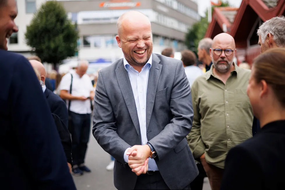 Med religiøs ordbruk lever den velstående bonden Trygve Slagsvold Vedum og Senterpartiet i usannhet, skriver forfatteren. Bilde fra Arendalsuka.