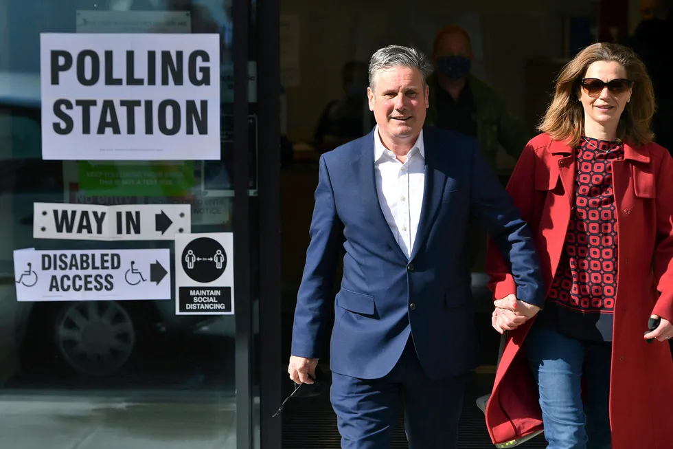 Labours leder Keir Starmer og kona Victoria stemte i lokalvalget i London torsdag. Partiet vant hovedstaden, men ga en solid nasjonal nedtur for opposisjonspartiet.