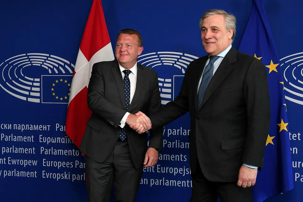 EU-parliamentets leder Antonio Tajani (t.h) ønsker den danske statsministeren Lars Løkke Rasmussen velkommen til møtet i Strasbourg, Frankrike. Foto: AFP PHOTO / FREDERICK FLORIN/ NTB Scanpix