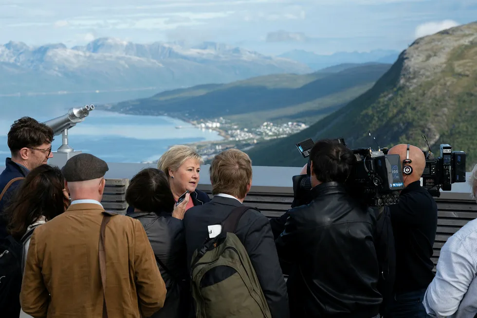 – Klimaendringene må bekjempes gjennom teknologi og alternative løsninger, ikke ved at vi lar være å bruke ressursene, sier statsminister Erna Solberg. Mandag besøkte hun Fjellheisen i Tromsø.