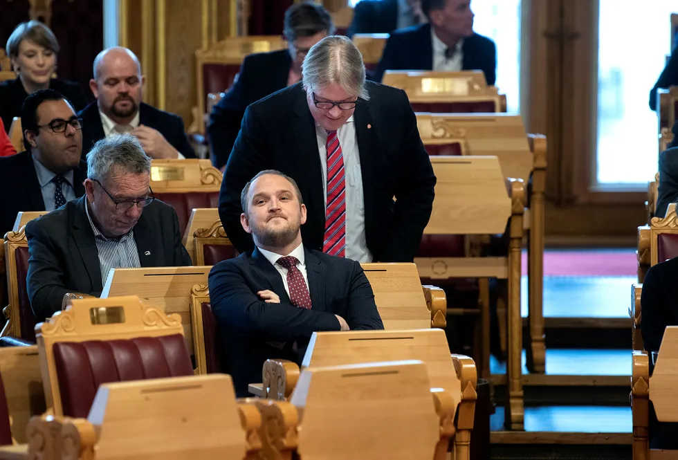 Arbeiderpartiets Sverre Myrli, her i stående positur, har sittet på Stortinget i 18 av de 130 årene NSB har hatt navnet NSB. Onsdag stilte han spørsmål til samferdselsminister Jon Georg Dale om NSBs nye navn Vy.