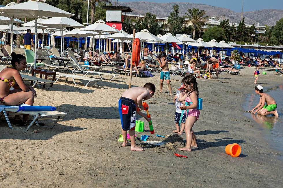 Grand Beach i Lagonisa er langt fra full av greske gjester. Stranden er privat og ikke alle tar seg råd til å leie en solseng og svømme fra marinaen.