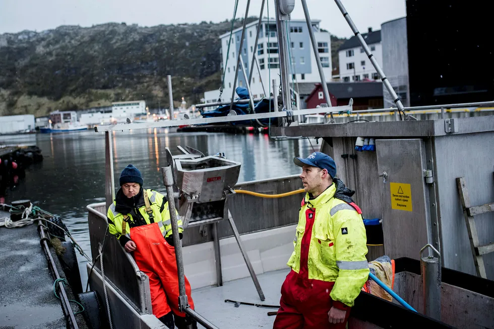 Kai Asle Eikrem (til høyre) mistet jobben da offshoreskipet han arbeidet på ble lagt i opplag. Nå hjelper han til på fiskebåten til kameraten Håvard Kjelsli. Foto: Tommy Ellingsen