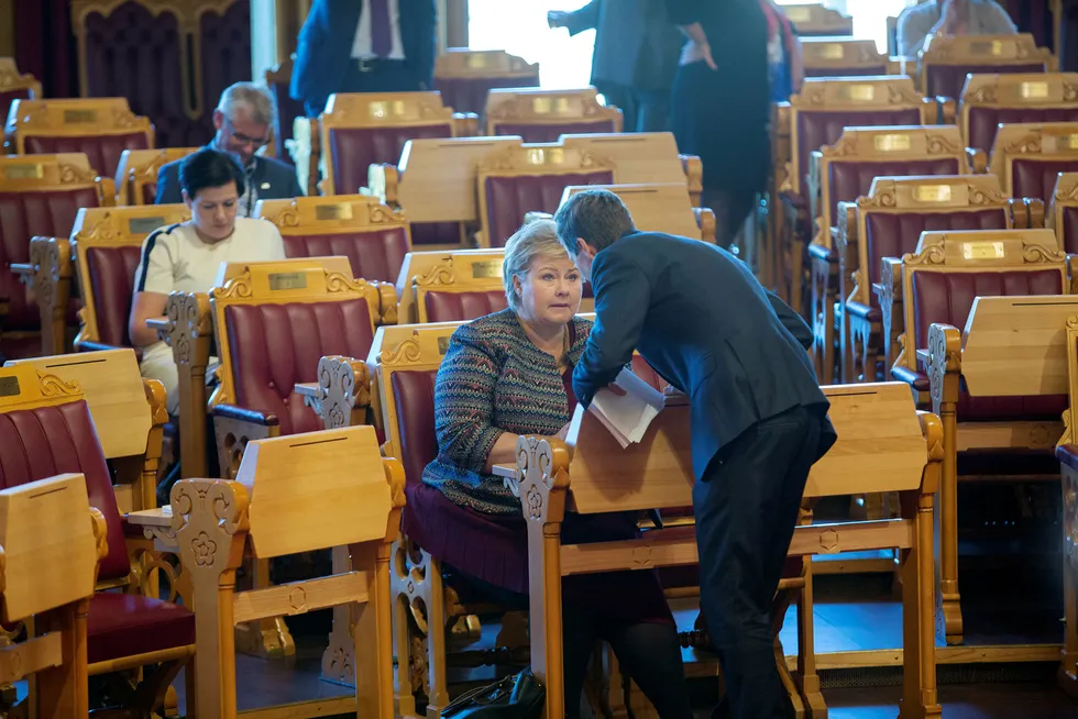 Novembermålingene viser at statsminister Erna Solberg mister flertallet. Det kan føre til at KrF-leder Knut Arild Hareide snur seg fra henne. Foto: Øyvind Elvsborg