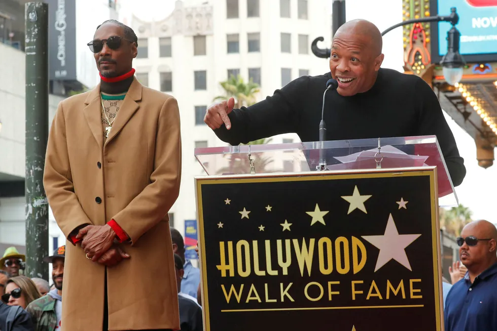 Rapperlegenden og musikkprodusenten Dr. Dre (til høyre) introduserer rapperkollega Snoop Dogg som får sin egen stjerne på Hollywood Walk of Fame i Los Angeles. Bildet er fra november i fjor.