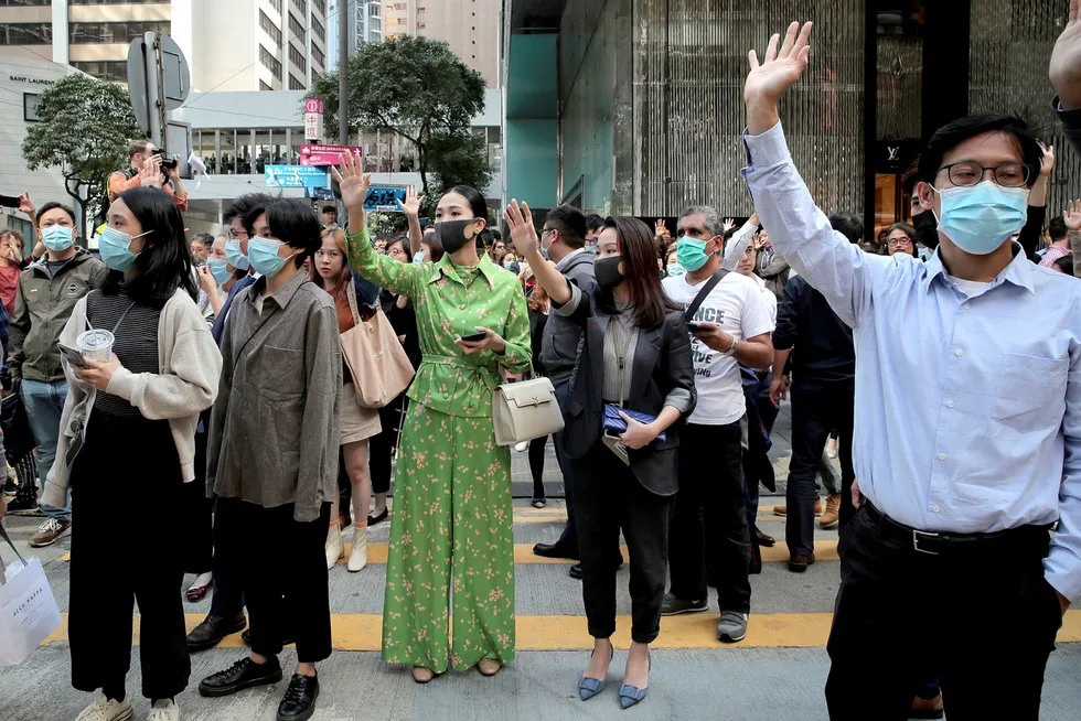 Nå tar også vanlige innbyggere i Hongkong til gatene i finansdistriktet og demonstrerer med munnbind og markerer sin motstand. Fem fingre i været symboliserer deres fem krav.