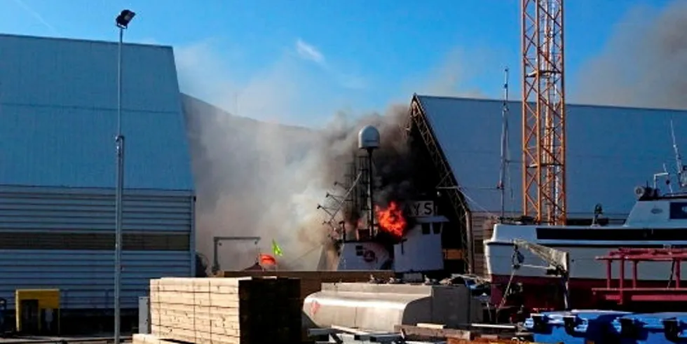 I 2017 begynte snøkrabbebåten «Arctic Wolf» å brenne i Frydenbø Havøysund AS.