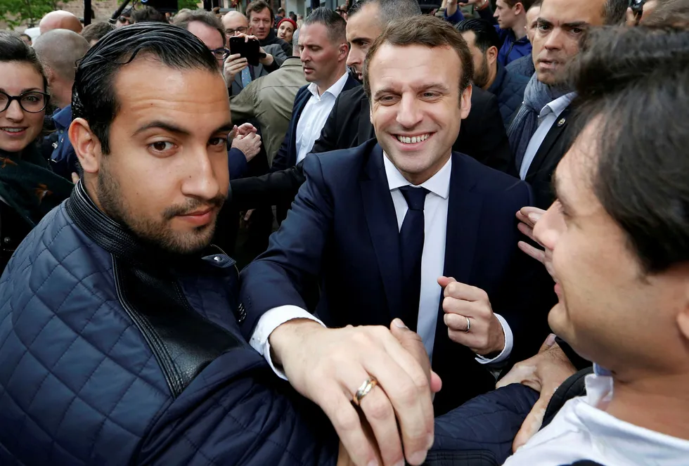 Frankrikes Emmanuel Macron har sparket sikkershetsvakten Alexandre Benalla (t.v). Foto: Regis Duvignau/ REUTERS / NTB Scanpix