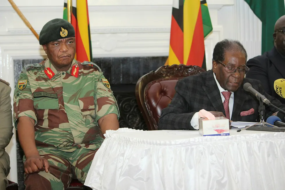 Robert Mugabe sa han nekter å gå av da han holdt sin tale på direktesendt tv søndag. Eksperter tror ikke militærer vil tillate at han fortsetter. Foto: Tsvangirayi Mukwazhi/AP photo/NTB scanpix