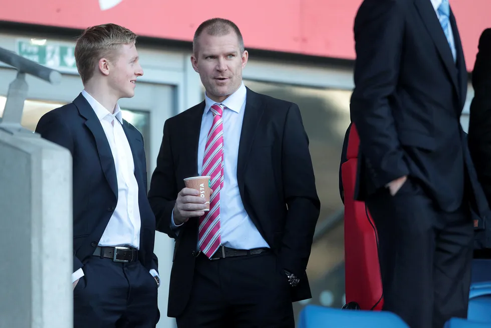 Fotballagent Jim Solbakken (til høyre) har gjort noen skarpe investeringer i aksjemarkedet det siste året. Her sammen med fotballspiller Mats Møller Dæhli i 2014.
