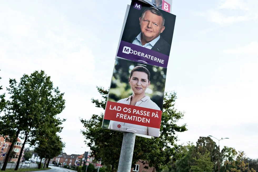 Valgplakater for Mette Frederiksen fra Socialdemokratiet og Lars Løkke Rasmussen fra Moderaterne på en lyktestolpe i Aalborg,