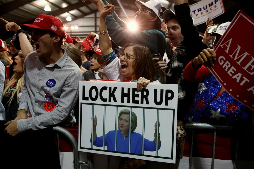 «Lock her up» ropes fortsatt for full hals på alle president Donald Trumps politiske møter, selv om det er over tre år siden valget.