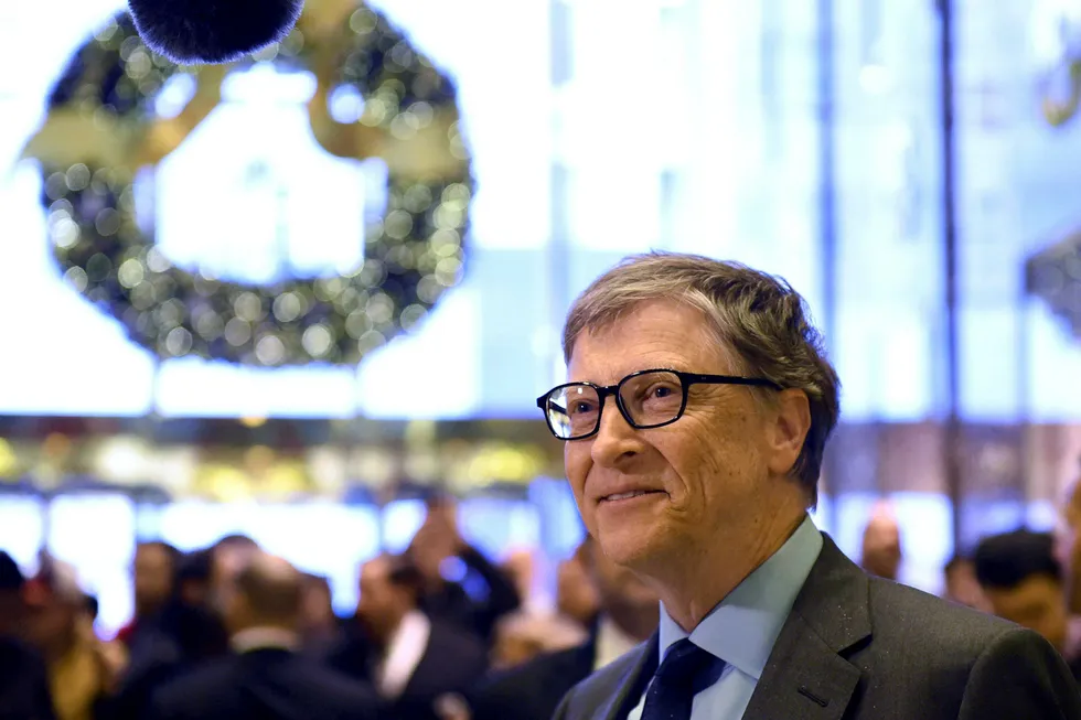 Bill Gates snakker med pressen etter at han møtte Donald Trump tirsdag. Foto: TIMOTHY A. CLARY