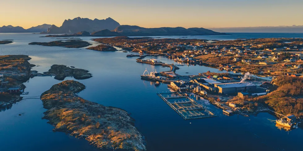 Laks skaper lys i husan. Sørarnøy i Gildeskål kommune i Nordland. Bildet er fra 2018, før det nye slakteriet ble åpnet.