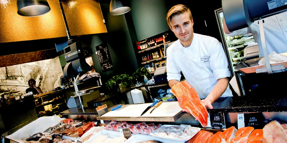 Skal det være laks? spør Jesper Brandstorp i fiskebutikken på Youngstorget i Oslo. Arkivfoto: Javad M.Parsa