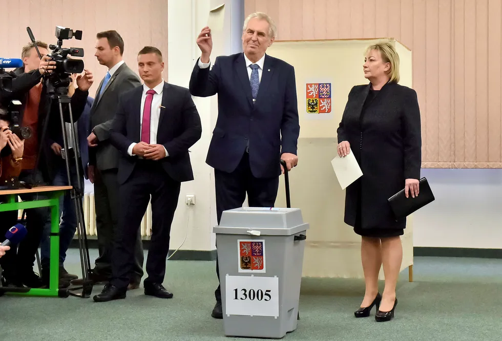 Prsidentkandidat og president Milos Zeman avlegger stemme ved valget, fredag. Foto: Vit Simanek
