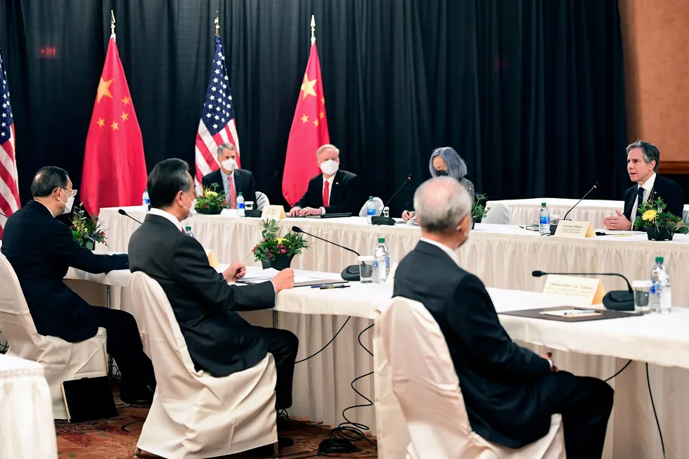 USAs utenriksminister Antony Blinken (lengst til høyre) fikk sitt pass påskrevet av Kinas to viktigste utenrikspolitikere, Yang Jiechi og Wang Yi, på møtet i Anchorage.