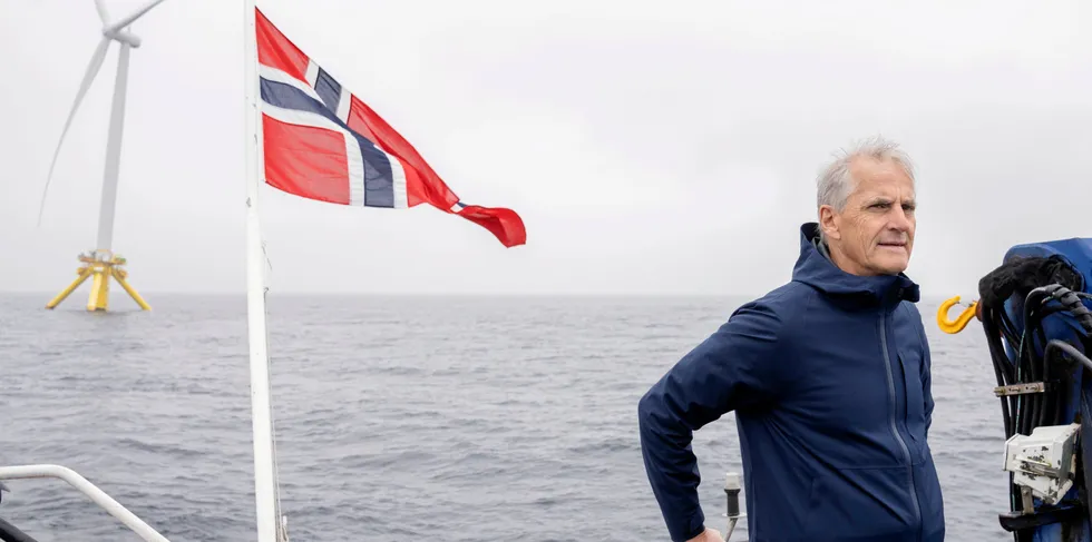 Flere og flere fagfolk advarer i dag mot en hodeløs satsing på havvind, skriver Fiskebåt. Bildet viser statsminister Jonas Gahr Støre i forbindelse med havvindkonferanse i Haugesund.