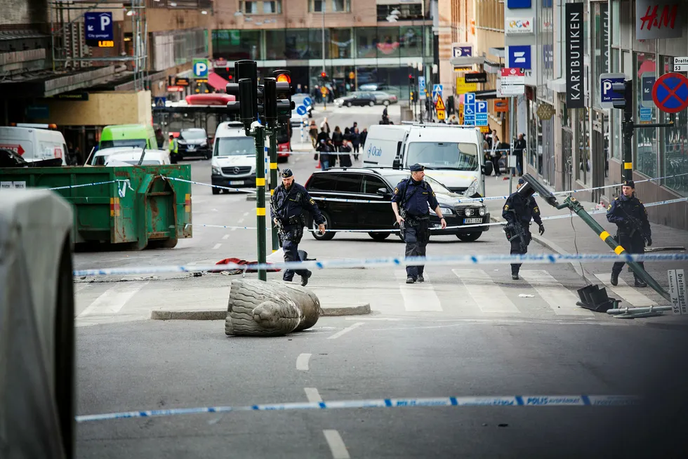 Gjerningsmannen som tok livet av fire mennesker har etterlatt seg et kaos i Drottninggatan. Foto: Linus Sundahl-Djerf