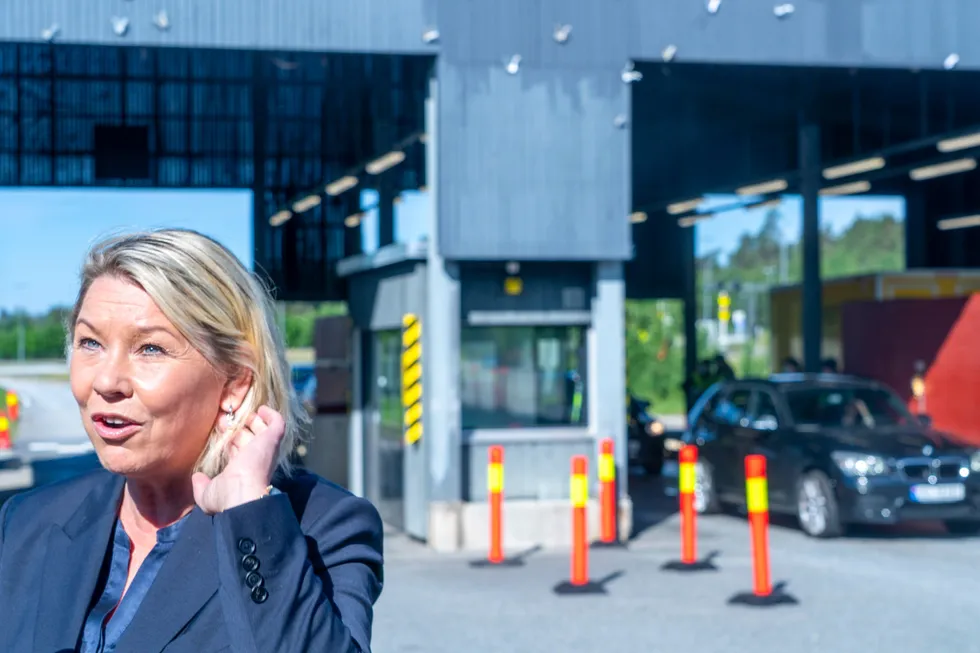 Siden justis og beredskapsminister Monica Mæland (H) besøkte tollstedet på Svinesund i midten av juni, har trafikken tatt seg betraktelig opp. Foto: Terje Pedersen / NTB