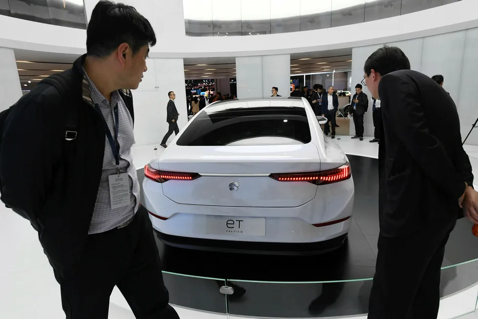 Ikke noe sted i verden selges det flere elektriske biler enn i Kina. Tesla er i ferd med å starte produksjonen ved en ny fabrikk ved Shanghai. Det kinesiske industridepartementet venter en femdobling av elbilsalget innen 2024. Resten av Asia følger etter.