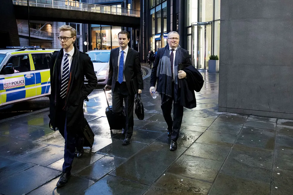 Eldar Sætre konsernsjef i Statoil (til høyre), på vei inn i pressekonferansen og kapitalmarkedsdagen de har i London, sammen med Bård Glad Pedersen og Per Arne Solend. Foto: Per Thrana