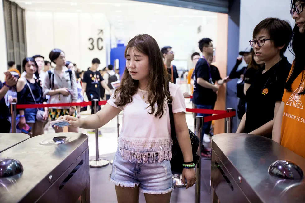 Verdens største fintech-selskap, Alipay, gjorde det høsten 2017 mulig for kinesiske turister å betale med mobilen i Norge, skriver artikkelforfatteren. Her bruker en kvinne i Hangzhou i Kina appen Alipay i en butikk. VCG/VCG via Getty Images
