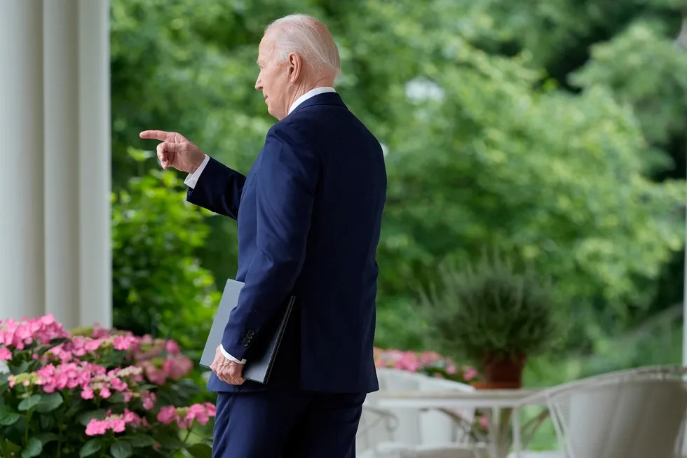 President Joe Biden holdt tirsdagens tale utenfor Det hvite hus, det som omtales som The Rose Garden.