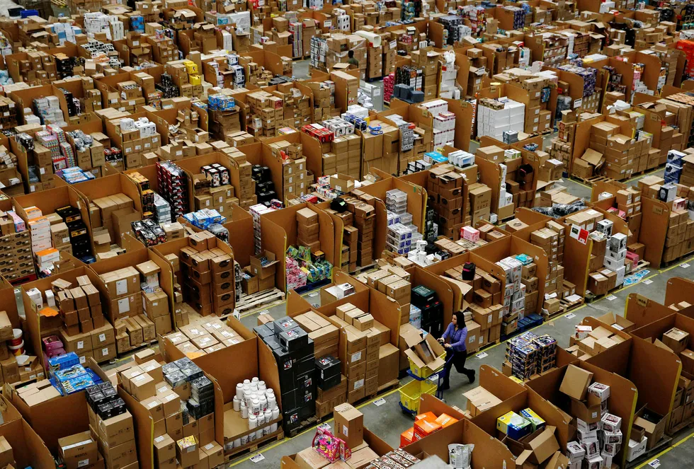 E-handelsgiganten Amazon har etter å ha forsøkt i mange år omsider sikret seg domenet Amazon.se. Bilde er fra Amazon lager utenfor London. Foto: Adrian Dennis/AFP/NTB Scanpix