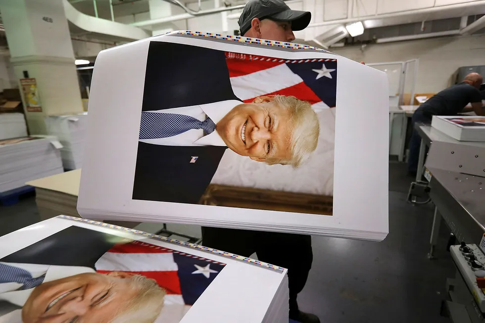 Tilliten til mediene i USA er økt under president Donald Trump. På bildet pakker bokbinder Ronny Varnell offisielle portretter av Trump som skal sendes til over 1600 ambassader og andre amerikanske bygningher verden rundt. Foto: Chip Somodevilla/Getty Images/AFP/NTB scanpix