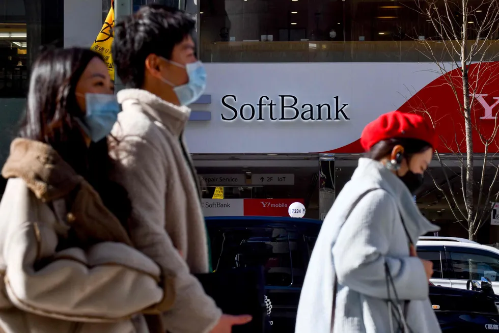 Softbank fikk et overskudd på 370 milliarder kroner i siste det avvikende regnskapsåret som ble avsluttet i mars. Grunnleggeren advarer investorer om at de må vente overskudd og underskudd i «billioner yen» (1000 milliarder kroner).