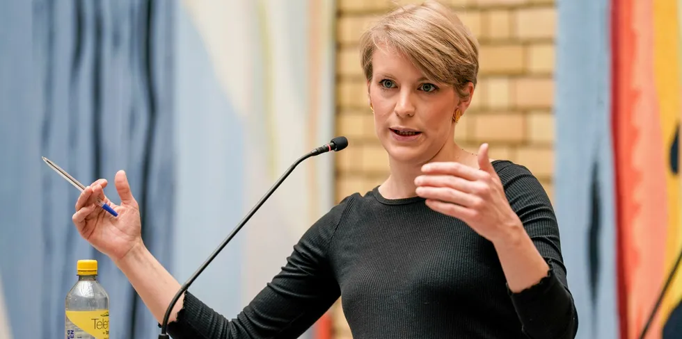 SVs finanspolitiske talsperson, Kari Elisabeth Kaski, ber statsminister Jonas Gahr Støre komme til henne først for å forhandle om nye tiltak mot kraftkrisen.