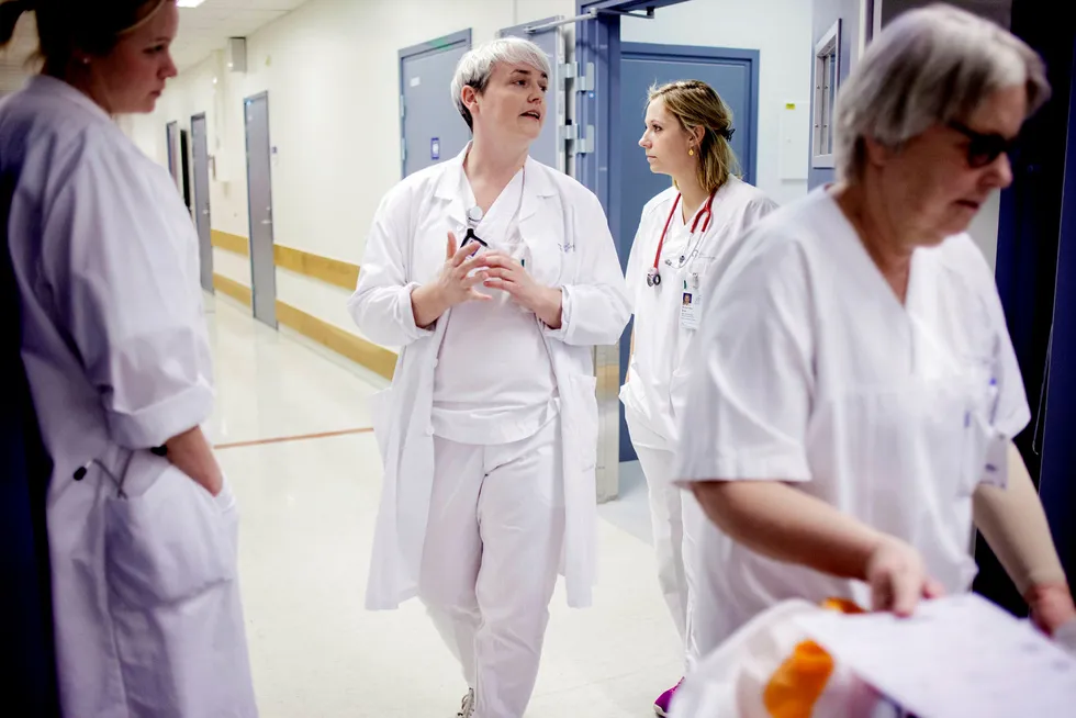 Yngvil Schau Ystgaard (i midten) og Anniken Riise Elnes (til høyre) forteller om frykt og usikkerhet blant sykehuslegene. Til venstre Karen Roksund Hov som er lege ved medisinsk klinikk. Foto: Javad Parsa