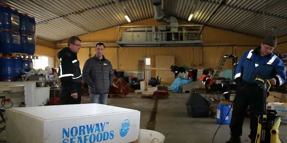 Fiskerne Tonny Nilsen, Vegard Bangsund og Ole Andre Andersen føler seg lurt etter at Norway seafoods besluttet å legge ned anlegget i Vardø på fredag. Foto: Arne Fenstad