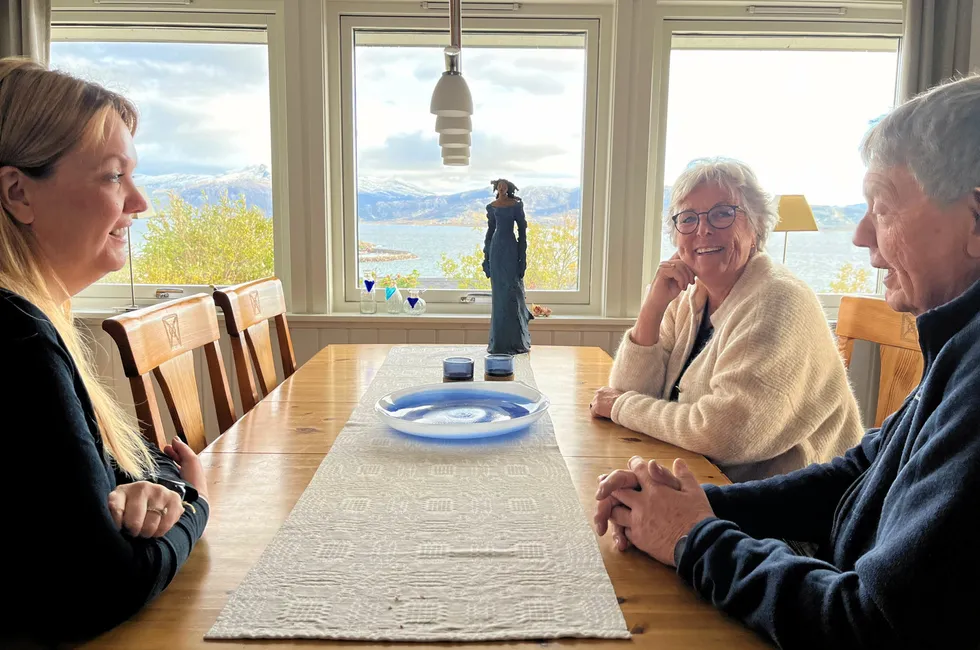 Stine Ytterstad rundt kjøkkenbordet hjemme hos foreldrene Kirsten og Magnus Ytterstad.