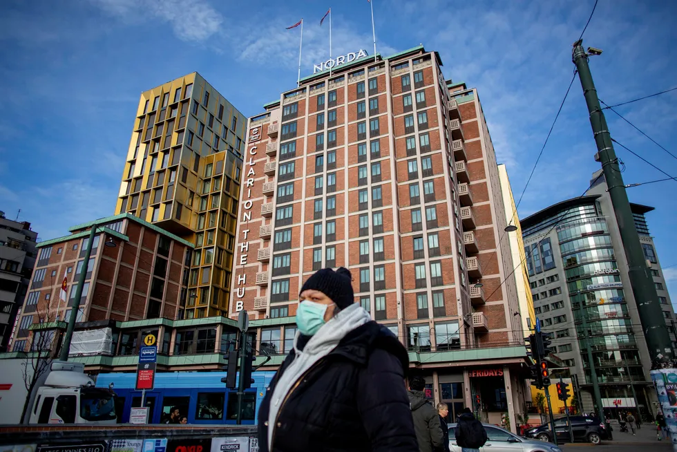 I Oslo, her fra Jernbanetorget med storhotellet Clarion Hotel The Hub i bakgrunnen, gikk salget av hotellrom ned med over 84 prosent i påsken.