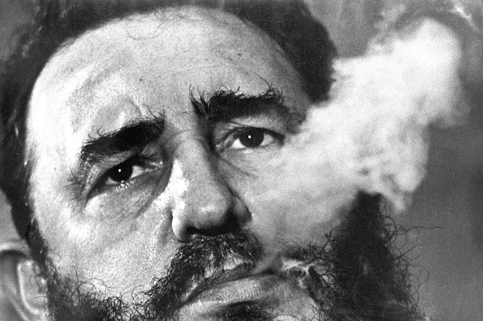 Fidel Castro røyker sigar, 1985. Foto: Charles Tasnadi