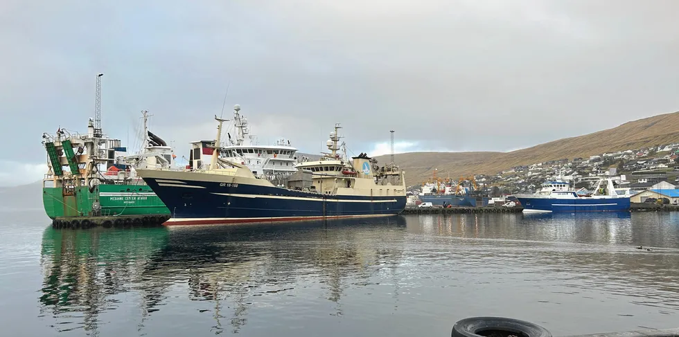 I Runavik på Færøyene ligger både russsiske og grønlandske fartøy - to nasjonaliteter som gjennom signerte fiskeriavtaler fortsatt har tilgang til færøyske farvann.